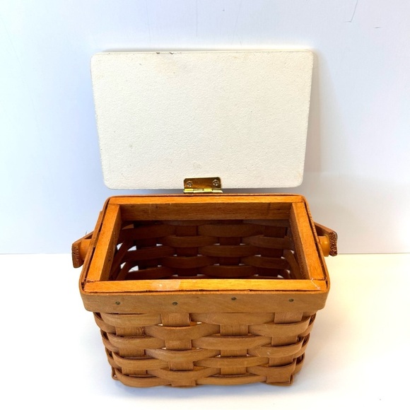 Red Cardinal Small Christmas Basket Lidded - Picture 3 of 15